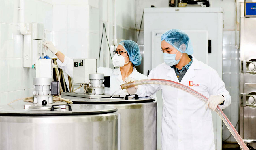 Nghiên cứu, sản xuất dung dịch khử trùng, sát khuẩn phòng, chống dịch Covid-19 tại Viện Kỹ thuật hóa học và Viện Công nghệ sinh học - Thực phẩm (Trường Đại học Bách khoa Hà Nội).