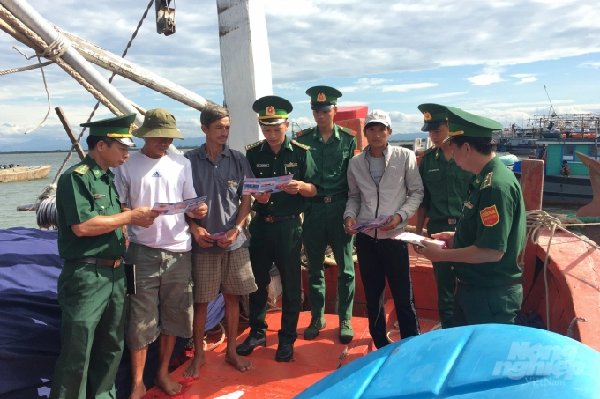 Lực lượng chức năng tuyên truyền cho ngư dân về
