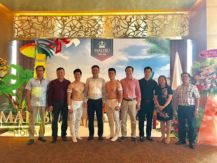 Lãnh đạo Tập đoàn Bamboo Capital chụp ảnh lưu niệm cùng anh em nghệ sĩ xiếc Quốc Cơ - Quốc Nghiệp
