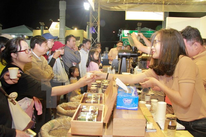 Khách tham quan thưởng thức càphê. (Ảnh: TTXVN)