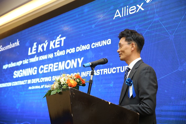 Ông Heo Jung Wooc - Phó Giám đốc Alliex chia sẻ với sự đầu tư mạnh mẽ về cơ sở hạ tầng và công nghệ tiên tiến cho hệ thống POS dùng chung, Alliex cam kết sẽ đồng hành cùng Sacombank trong việc đẩy mạnh dịch vụ thanh toán điện tử tại thị trường Việt Nam thời gian tới.