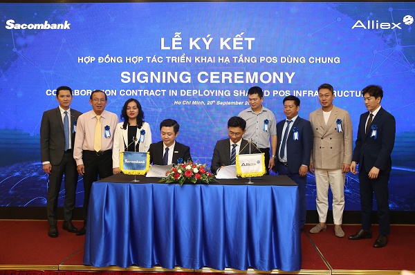 Đại diện Sacombank, ông Nguyễn Minh Tâm – Phó Tổng giám đốc (bên trái) và đại diện Alliex, ông Heo Jung Wooc (bên phải) - Phó Giám đốc ký kết hợp đồng hợp tác dưới sự chứng kiến của đại diện NHNN và Lãnh đạo hai bên.