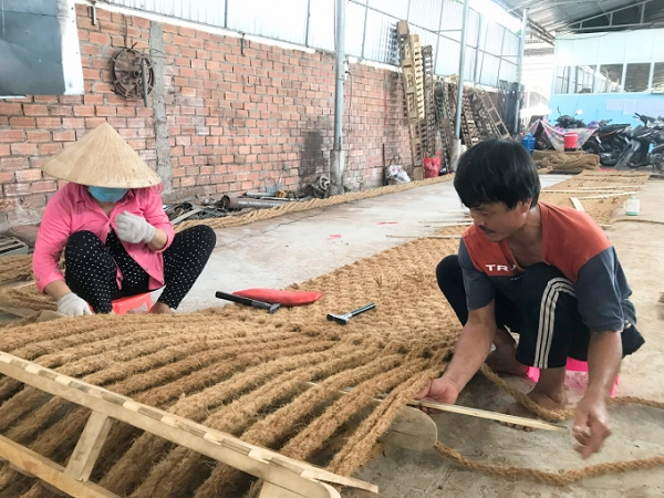 Công nhân dệt thảm xơ dừa tại công ty TNHH Dừa Đông Dương. Ảnh: Minh Đảm.
