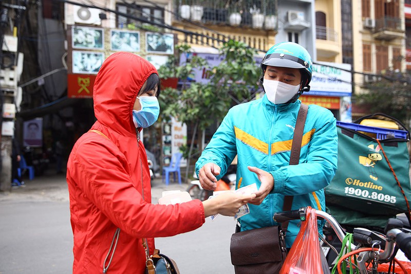 Người tiêu dùng có thể mua đặc sản trên các sàn thương mại điện tử và được giao hàng trong thời gian sớm nhất có thể. Ảnh: THU HÀ