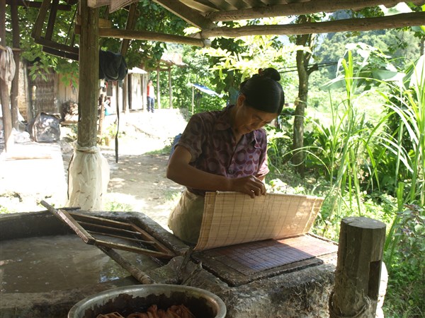 Bà con tạo khuôn giấy bản từ nước vỏ cây đã được quấy đều. Nguồn: Báo baocaobang.vn