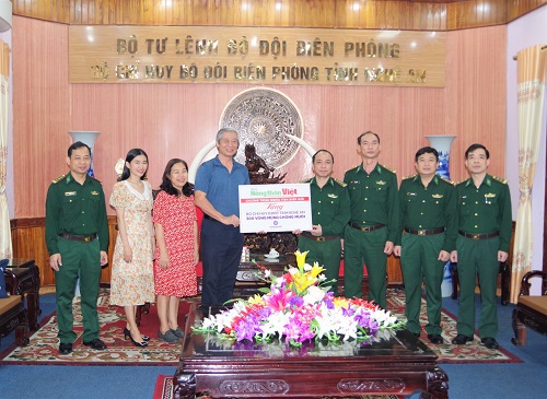 Ông Nguyễn Đức Quang, Tổng biên tập Tạp chí Nông thôn Việt đã trao tặng 300 chiếc võng màn chống muỗi cho Bộ Chỉ huy BĐBP tỉnh Nghệ An