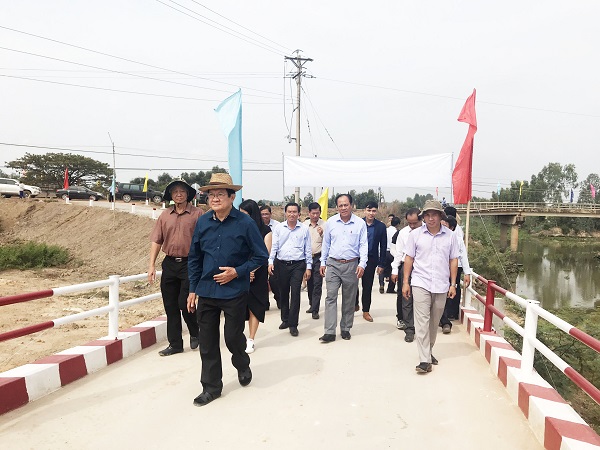 Nguyên Chủ tịch nước Trương Tấn Sang và các đại biểu tham quan các cây cầu mới.