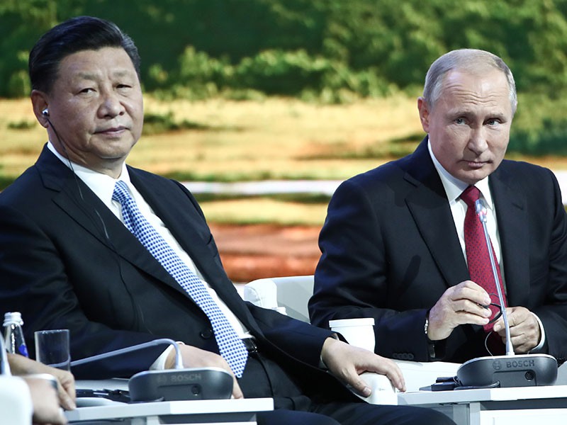 Chủ tịch TQ Tập Cận Bình (trái) và Tổng thống Nga Vladimir Putin (phải) tham dự Diễn đàn Kinh tế phương Đông ở Nga vào tháng 9-2018. Ảnh: AP