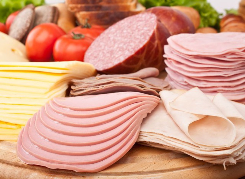 Thịt nguội chứa rất nhiều natri có thể dẫn đến huyết áp cao. Ảnh: Shutterstock