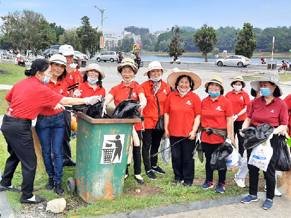 Hội Chữ thập đỏ Đà Lạt huy động tình nguyện viên ra quân làm vệ sinh môi trường vì một Đà Lạt khỏe - đẹp - chất.