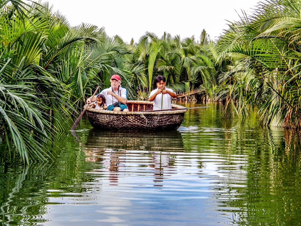  Các hoạt động du lịch chủ yếu là chèo thuyền thúng trong khu rừng dừa, hái dừa nước, câu cua, quăng chài bủa lưới bắt cá, xem ngư dân trình diễn lắc thúng, múa hát bả trạo…