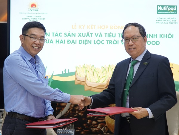 Ông Trần Quang Toàn – Phó Giám đốc Công ty Dịch vụ Nông nghiệp Lộc Trời (trái) và ông Trương Hùng – Phó Chủ tịch HĐQT Công ty CP Thực phẩm Dinh dưỡng NutiFood ký kết hợp tác.