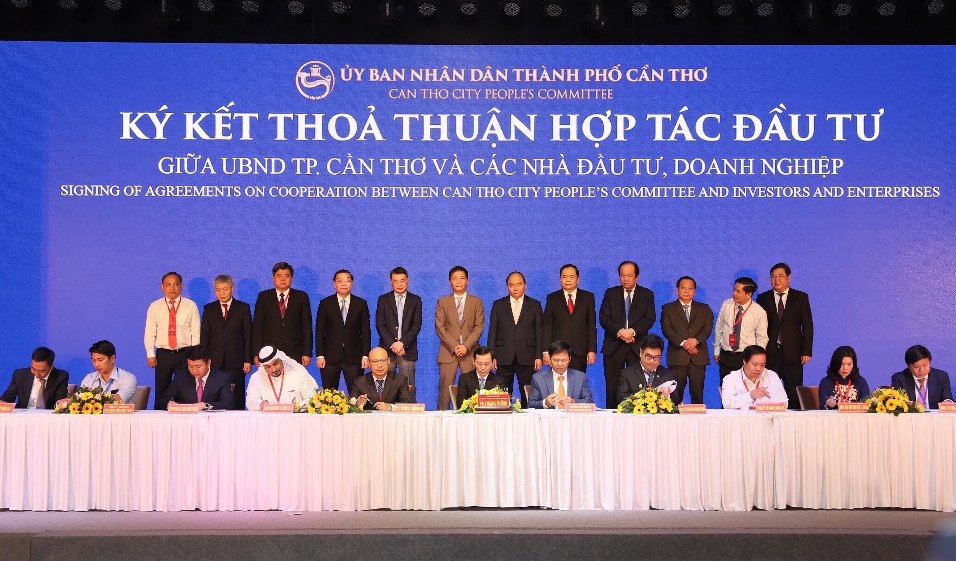 Lãnh đạo UBND TP Cần Thơ ký kết ghi nhớ hợp tác với các doanh nghiệp.