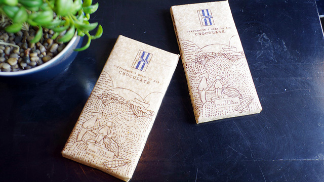 Những thanh sôcôla từ giấy gói bằng xơ dừa nước cùng họa tiết khung cảnh Việt Nam - Ảnh: B.C.