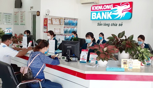 Khách hàng giao dịch tại Kienlongbank.