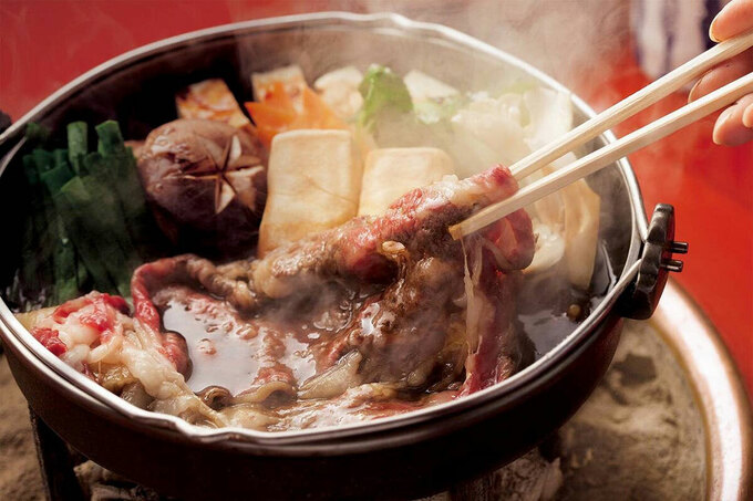 Sukiyaki là món lẩu nổi tiếng của Nhật, được dùng trong một nồi nông làm bằng hợp kim sắt. Nguyên liệu chính của lẩu sukiyaki là thịt bò thái mỏng, nấm, đậu phụ, hành, mì shirataki... Ảnh: JNTO.