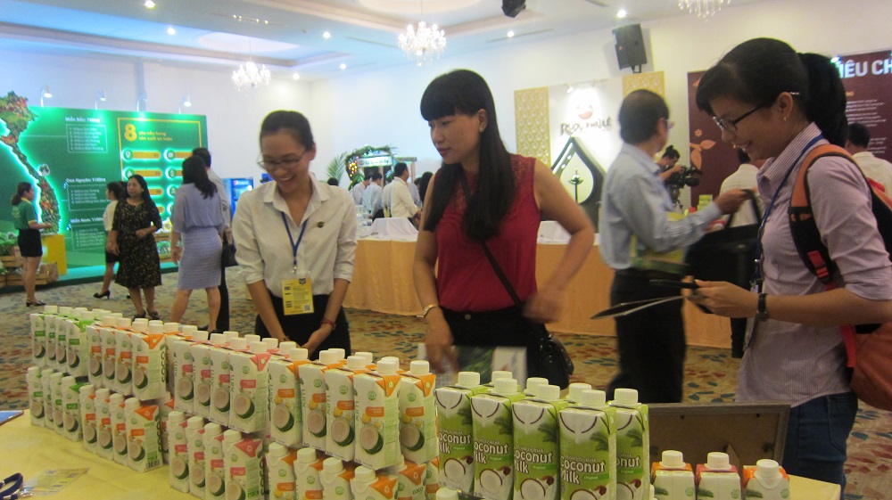 Các thức uống mới được chế biến từ dừa như nước dừa tươi đóng hộp, sữa dừa đóng hộp được giới thiệu tại khu triễn lãm sự kiện Meong Connect 2017 tại Bến Tre ngày 26.10 vừa qua. Ảnh: Uyên Linh 