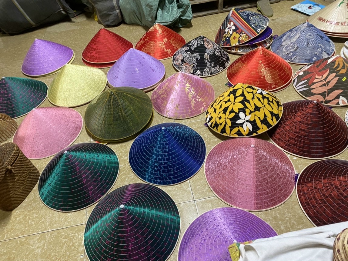 Giữ nghề làm nón làng Chuông