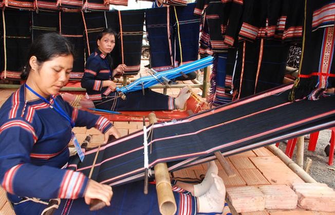Khám Phá Làng Nghề Thổ Cẩm Tây Nguyên Khám Phá Làng Nghề Thổ Cẩm Tây Nguyên